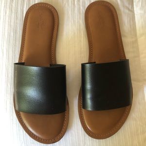 LIKE NEW size 8 Black Universal Thread Sandals